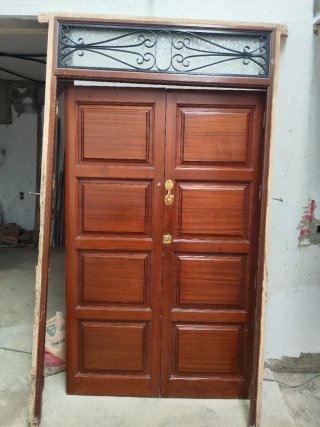 Portón de entrada de madera