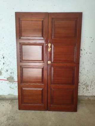 Portón de entrada de madera