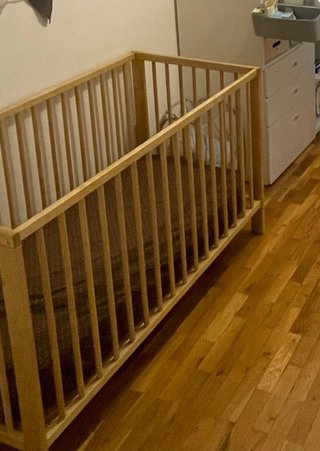Cuna madera con colchón y ropa de cama