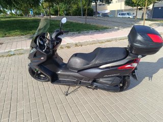 Kymco Superdink 125 i Maxi Scooter gris oscuro .