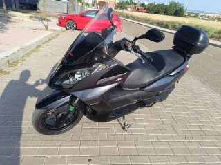 Kymco Superdink 125 i Maxi Scooter gris oscuro .