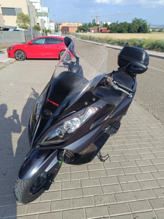 Kymco Superdink 125 i Maxi Scooter gris oscuro .