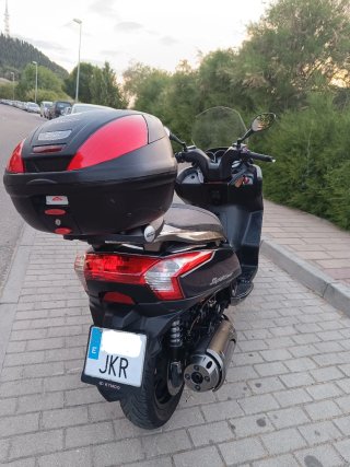 Kymco Superdink 125 i Maxi Scooter gris oscuro .