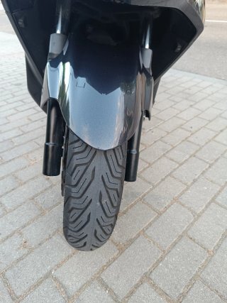 Kymco Superdink 125 i Maxi Scooter gris oscuro .