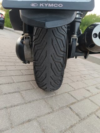 Kymco Superdink 125 i Maxi Scooter gris oscuro .