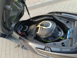 Kymco Superdink 125 i Maxi Scooter gris oscuro .