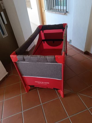 Cuna de viaje roja