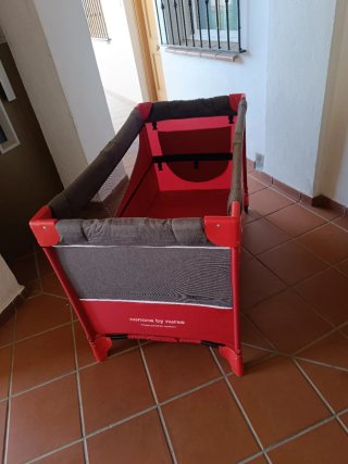 Cuna de viaje roja