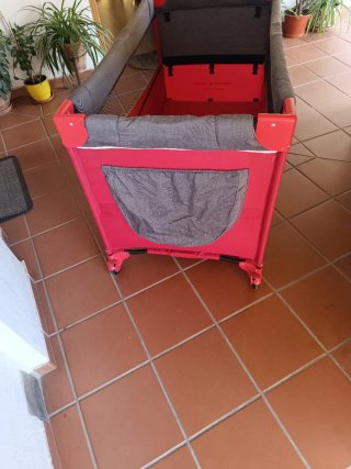 Cuna de viaje roja