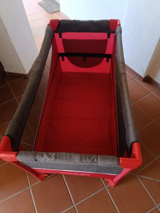 Cuna de viaje roja