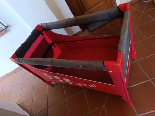 Cuna de viaje roja