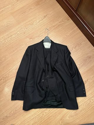 Traje de vestir negro con rayas