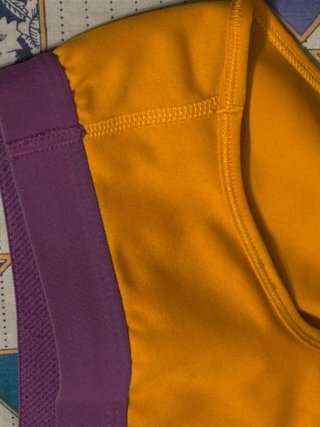 Top deportivo Nike amarillo y morado