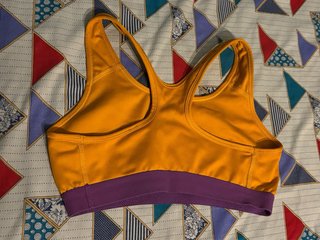 Top deportivo Nike amarillo y morado