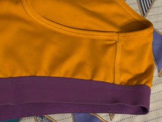 Top deportivo Nike amarillo y morado