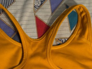 Top deportivo Nike amarillo y morado