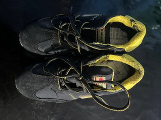 Zapatos de seguridad negros y amarillos