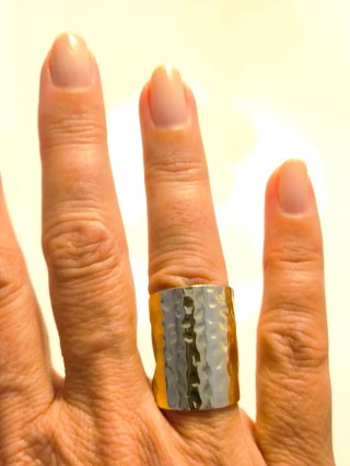 Anillo dorado martillado talla 7 ajustable