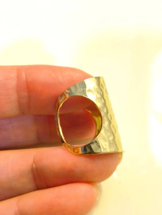 Anillo dorado martillado talla 7 ajustable