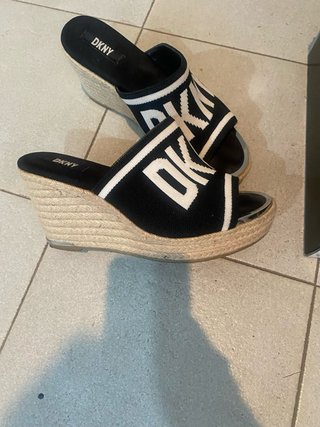 Sandalias cuña DKNY negras y blancas