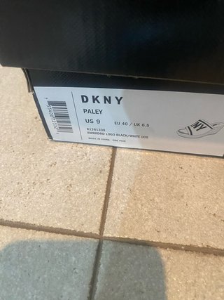Sandalias cuña DKNY negras y blancas