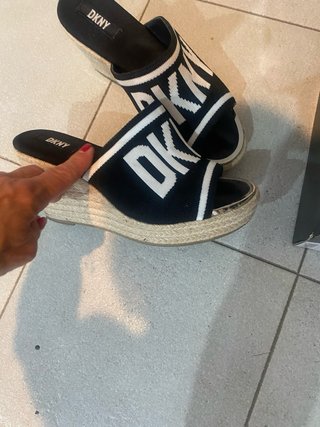 Sandalias cuña DKNY negras y blancas