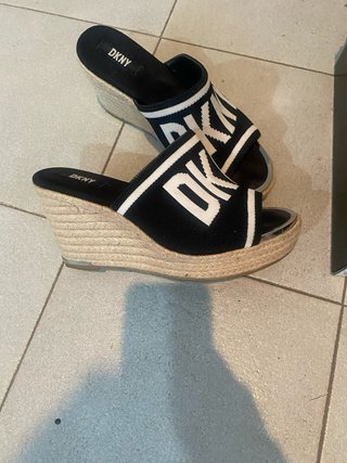 Sandalias cuña DKNY negras y blancas