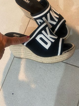 Sandalias cuña DKNY negras y blancas