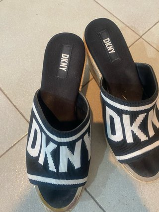 Sandalias cuña DKNY negras y blancas