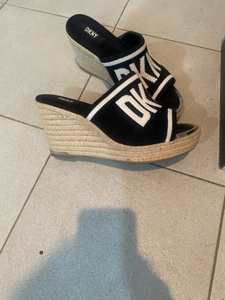 Sandalias cuña DKNY negras y blancas