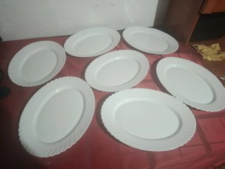 Plato ovalado de porcelana blanca