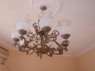 Lámpara de techo dorada y blanca
