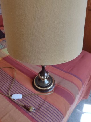 Lámpara de mesa bronce y tela