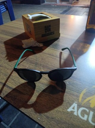 Gafas de sol negras y verdes