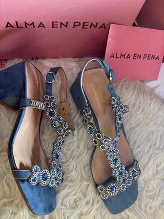 Sandalias ALMA EN PENA tacón azul con pedrería
