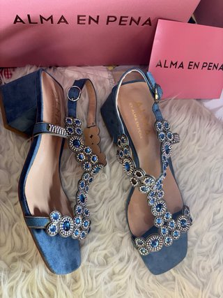 Sandalias ALMA EN PENA tacón azul con pedrería