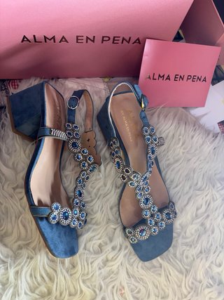 Sandalias ALMA EN PENA tacón azul con pedrería