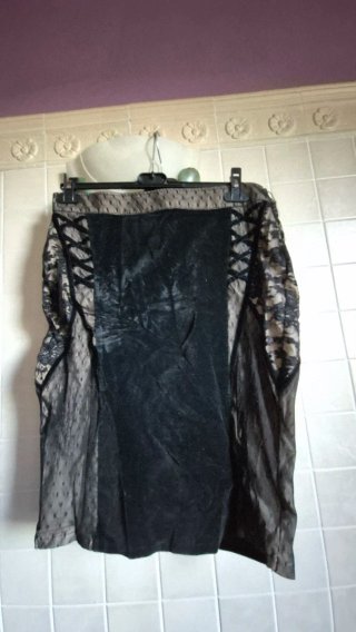 Gonna nera con pizzo e lacci