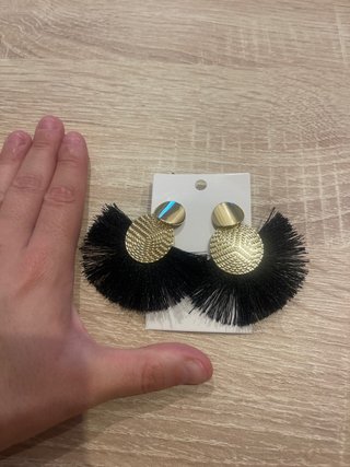 Pendientes largos flecos negros y dorados