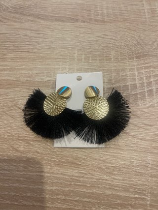 Pendientes largos flecos negros y dorados