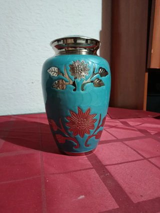 Jarrón metálico decorado
