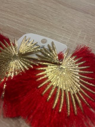 Pendientes rojos con detalles dorados