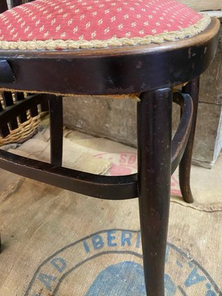 Antigua silla Thonet tapizada