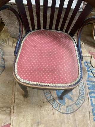 Antigua silla Thonet tapizada
