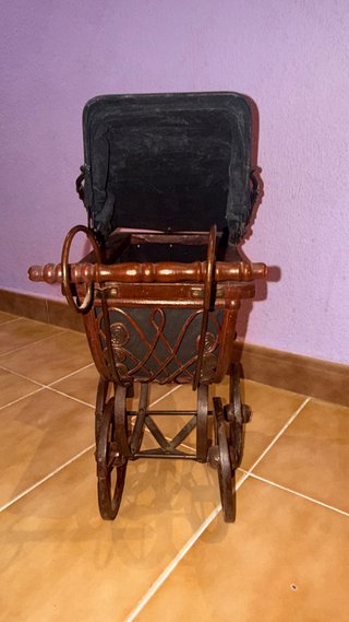 Antico carretto per bambole in legno, ferro battuto e stoffa