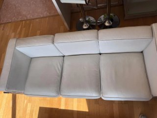 Sofá de piel blanco con estructura metálica