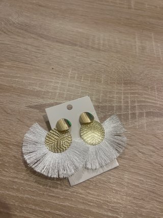 Pendientes largos flecos blancos y dorados