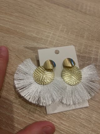 Pendientes largos flecos blancos y dorados