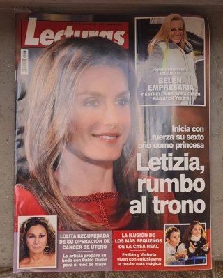 Lote III y V: 21 Revistas Reina Letizia