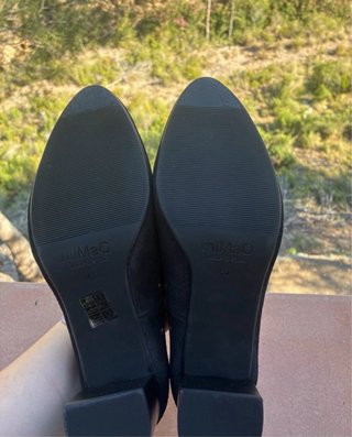 Zapatos miMaO negros con tachuelas doradas